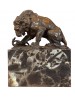 Bronzová socha lev